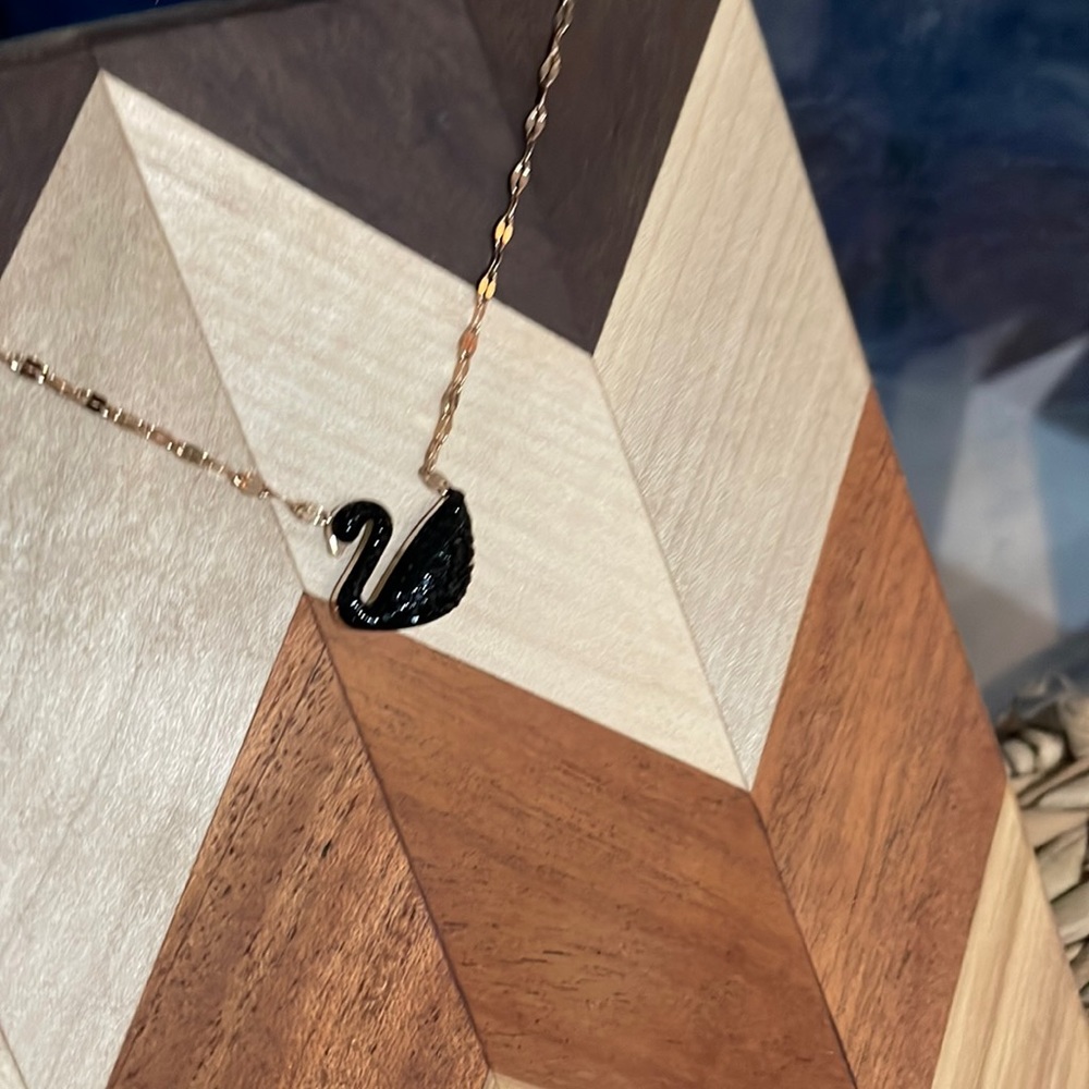 Stainless steel chain with swan made with black crystals